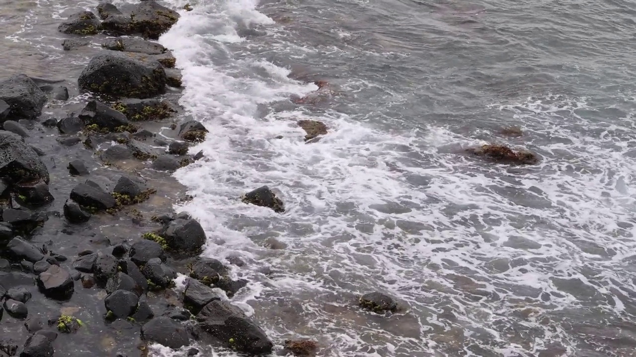 海浪冲击着岩石海岸线视频素材