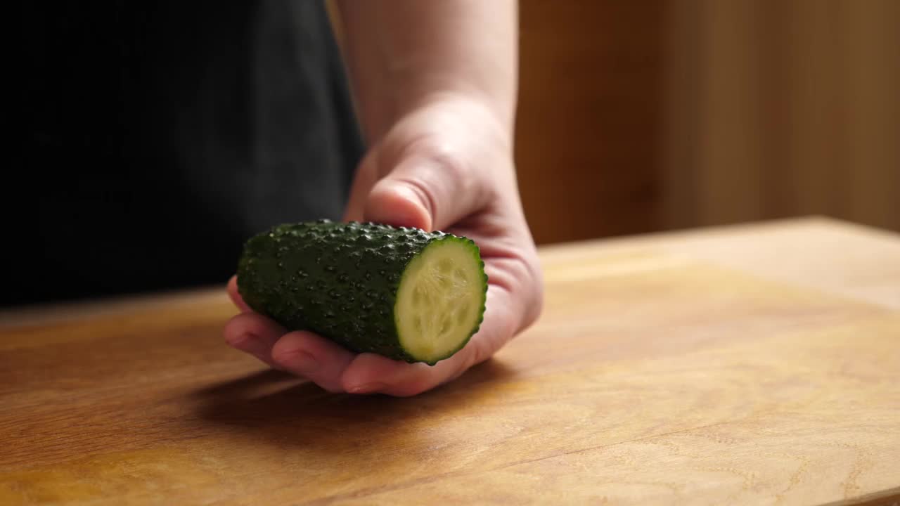 新鲜的黄瓜被切成小块用于烹饪。制作黄瓜菜视频素材