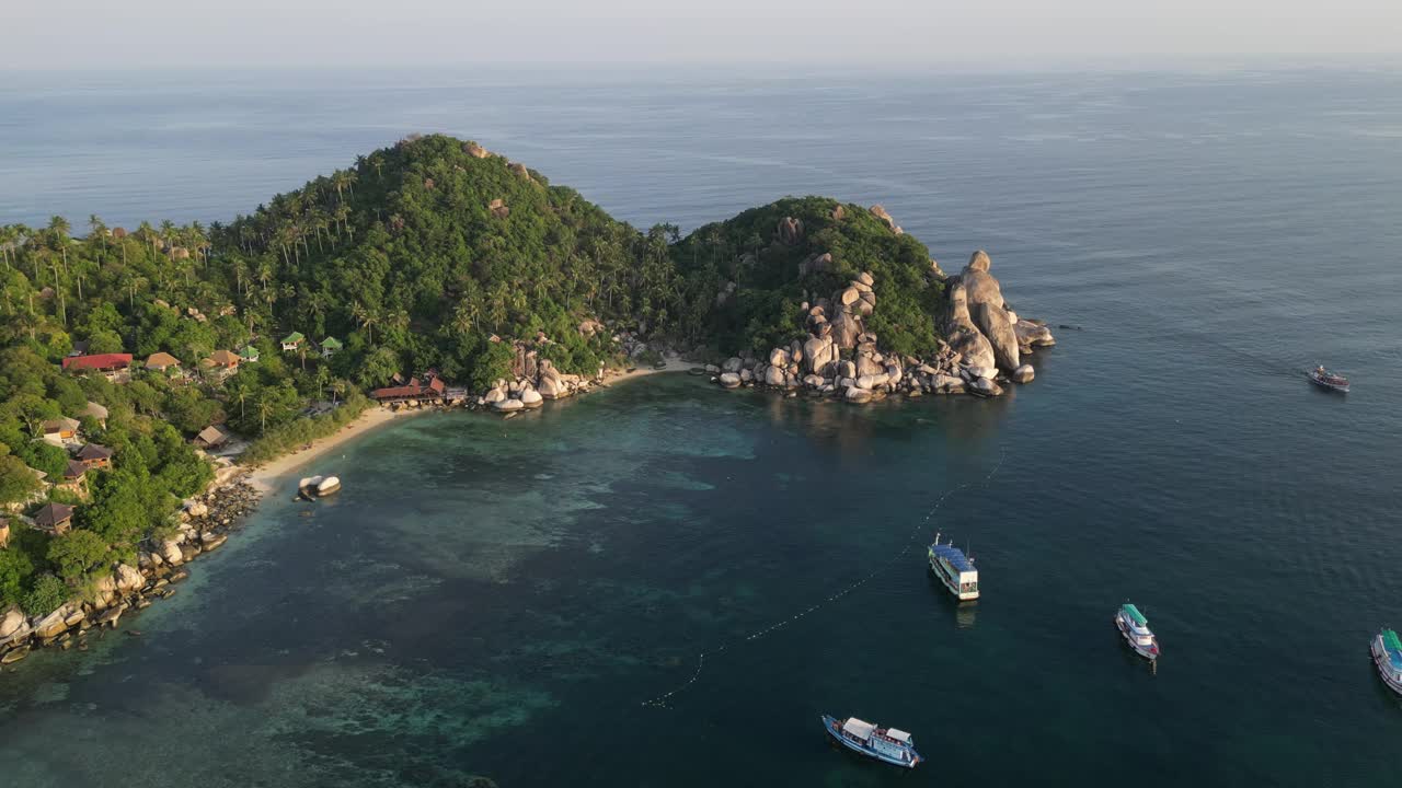 无人机视频的船只在暹罗湾，自由海滩和Koh Tao岛南部海岸，Ko phan区，素叻他尼，泰国，暹罗湾视频素材