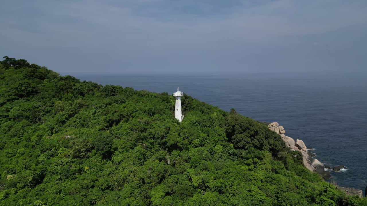 无人机拍摄的泰国素叻他尼岛帕干区岛涛灯塔湾的视频视频下载