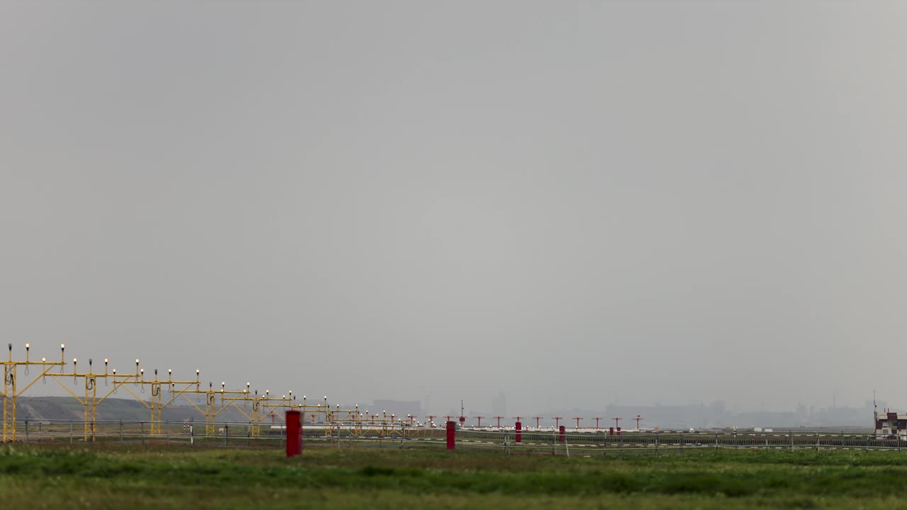 飞机在下雨天降落在机场视频素材