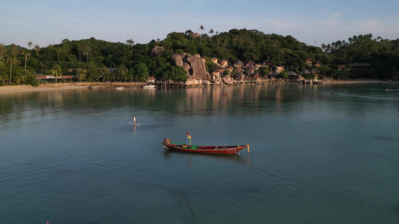 无人机拍摄的木船和岩石在Taa Toh泻湖海滩日落的颜色，Koh Tao, Ko phan区，素叻他尼，泰国视频素材