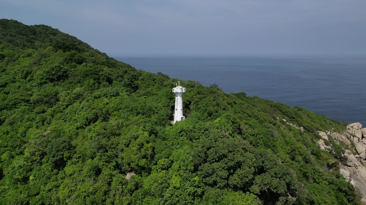 无人机拍摄的泰国素叻他尼岛帕干区岛涛灯塔湾的视频视频下载