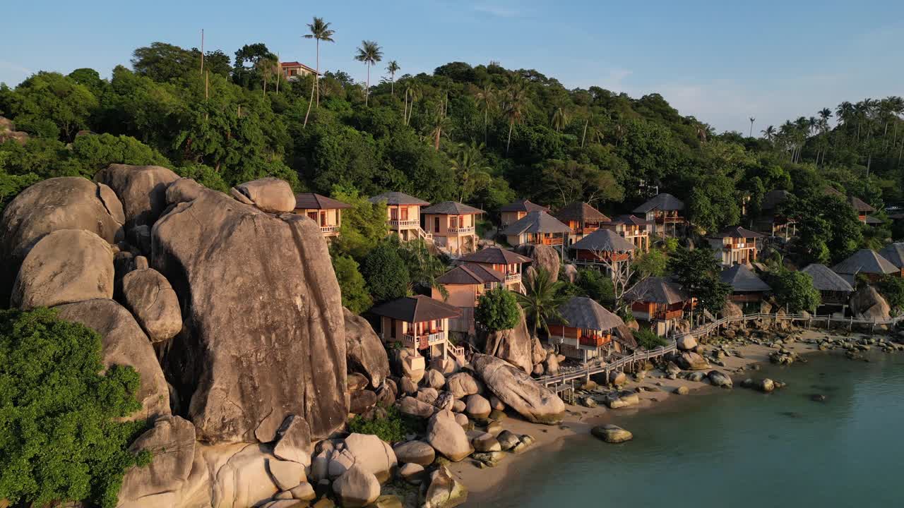 无人机拍摄的岩石和房子在Taa Toh泻湖海滩日落的颜色，Koh Tao, Ko phapngan区，素叻他尼，泰国视频下载