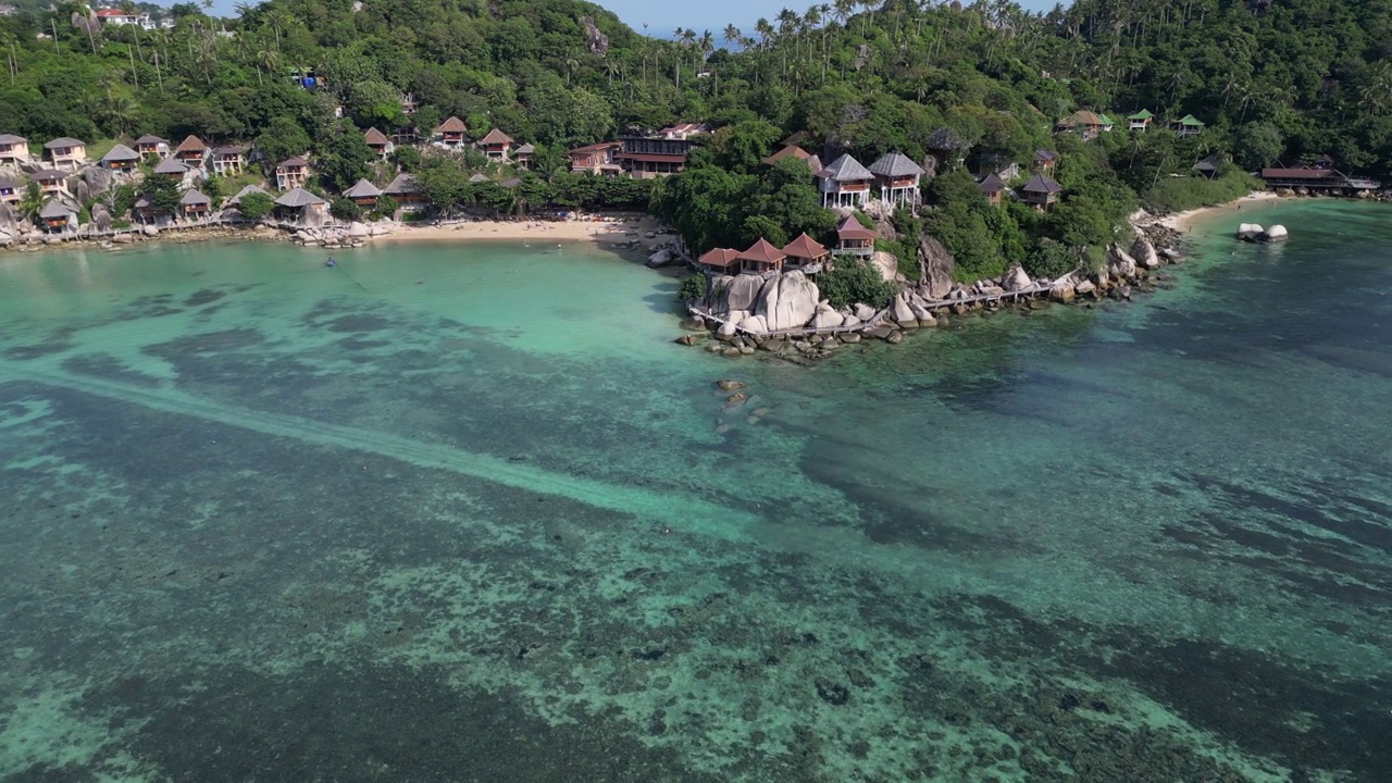 无人机拍摄的大岩石和房子在泰国素叻他尼岛帕干区涛岛潟湖海滩视频素材