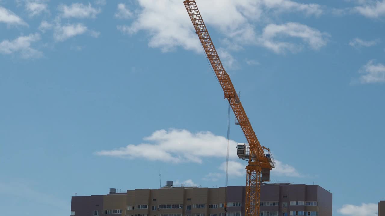 蓝天背景下的新建筑工地。钢框架结构、结构钢梁在施工现场建造大型建筑物。工程机械。现代城市视频素材