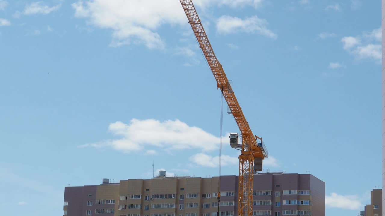 蓝天背景下的新建筑工地。钢框架结构、结构钢梁在施工现场建造大型建筑物。工程机械。现代城市视频素材