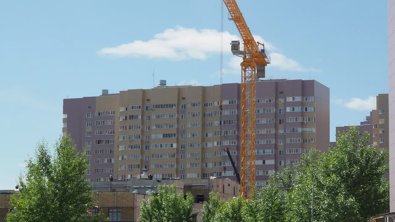 蓝天背景下的新建筑工地。钢框架结构、结构钢梁在施工现场建造大型建筑物。工程机械。现代城市视频素材