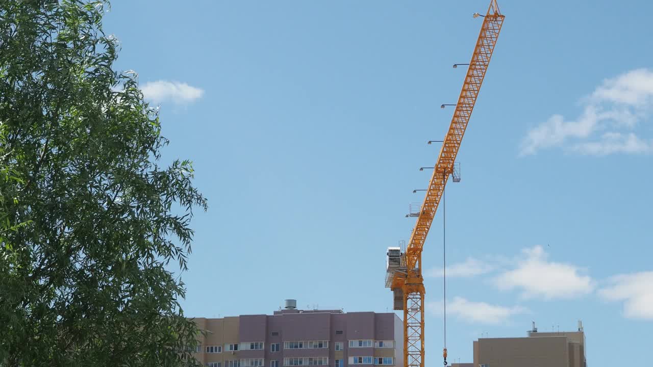 蓝天背景下的新建筑工地。钢框架结构、结构钢梁在施工现场建造大型建筑物。工程机械。现代城市视频素材