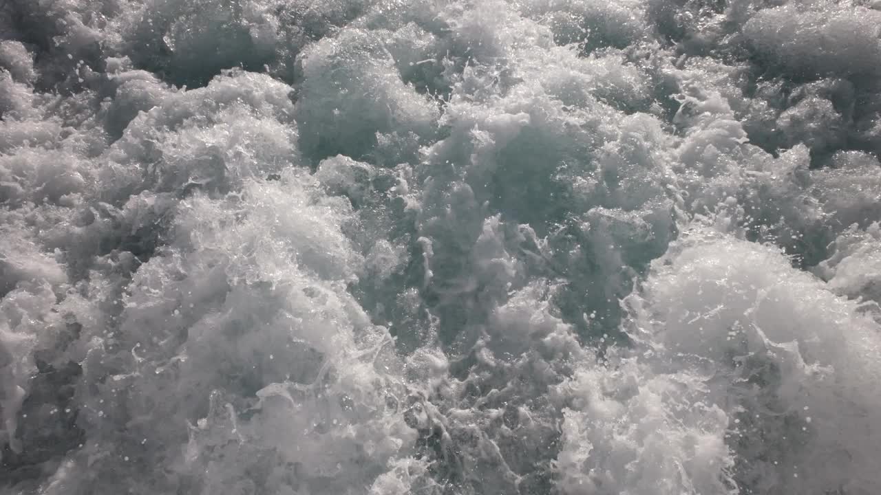 船后尾迹中飞溅的水湍流的近景。视频下载