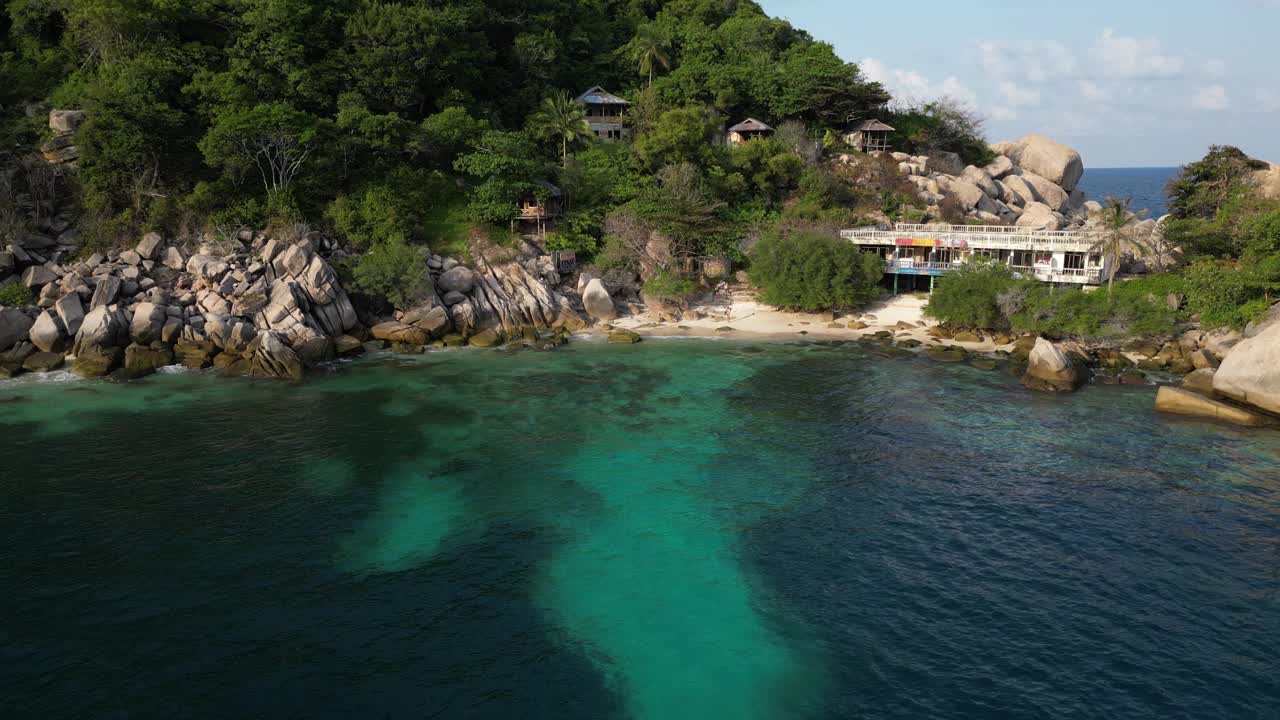 无人机拍摄的在Ao Laem Thian海滩的废弃酒店，Koh Tao, Ko phan District, Surat Thani, Thailand, Siam Gu视频下载