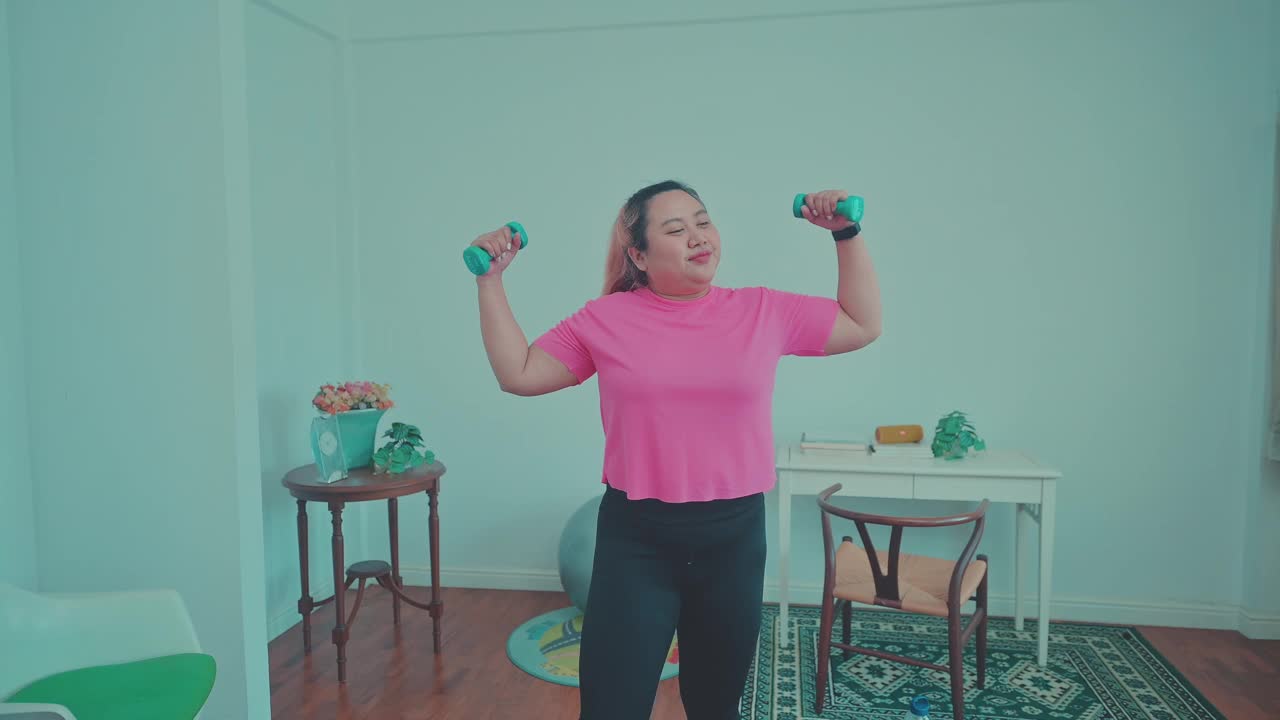 亚洲大块头女性在家锻炼视频素材