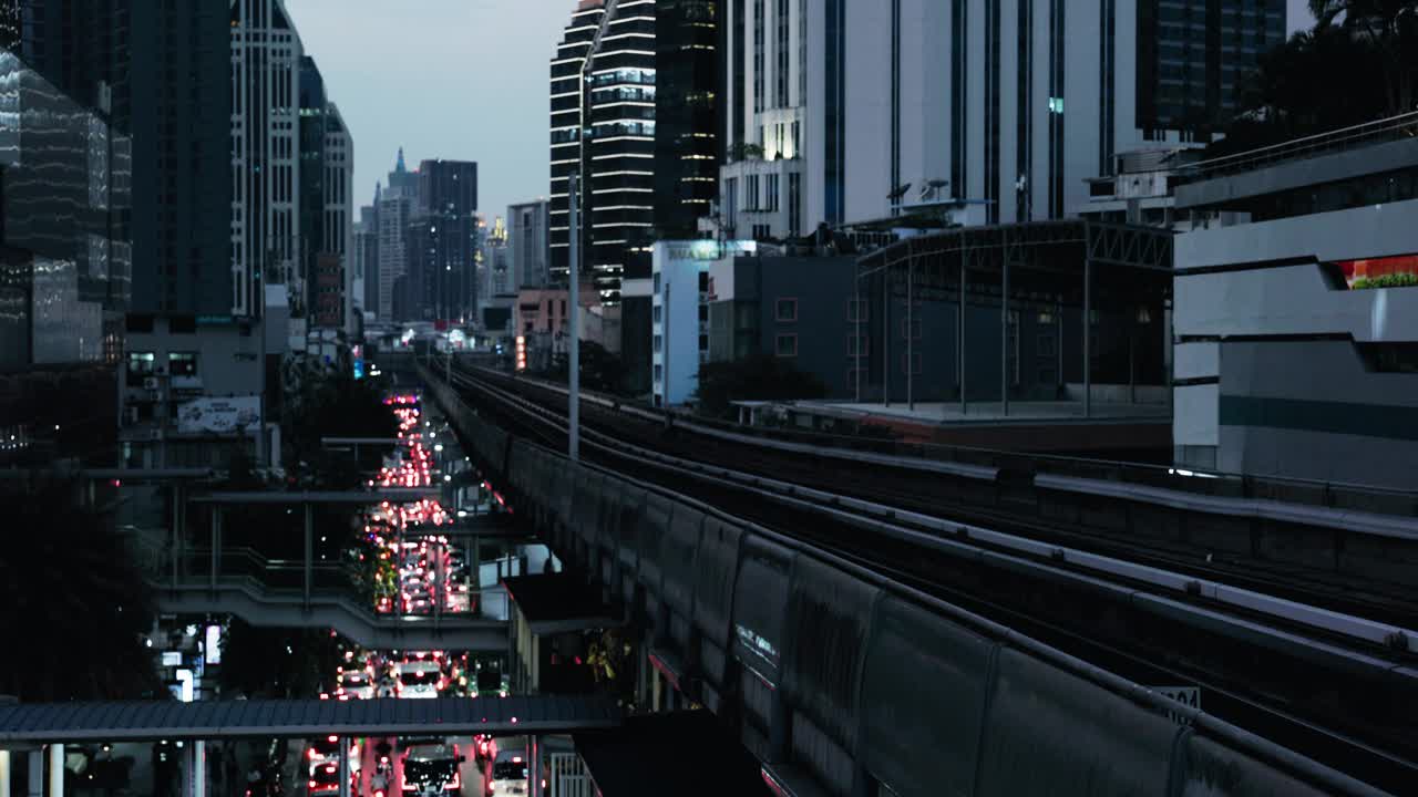 BTS轻轨地铁列车在现代城市中移动，傍晚时分，高层建筑，未来的景色视频素材