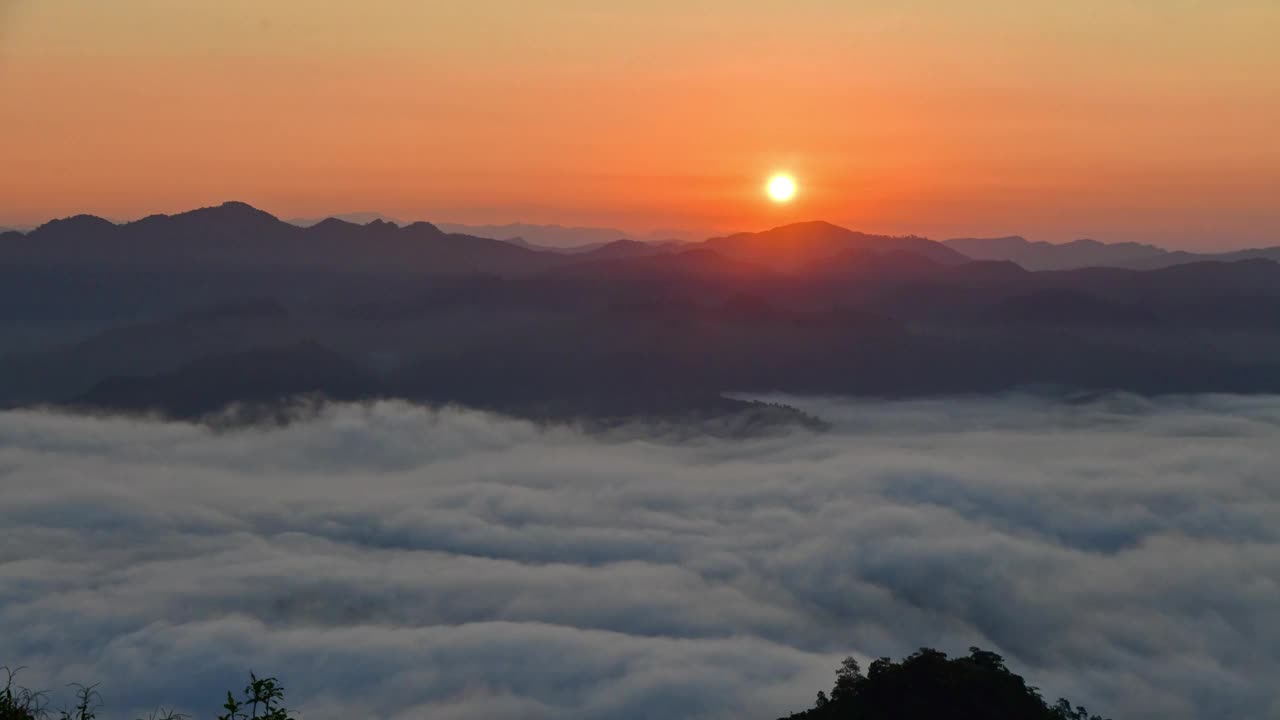 日出雾运动视频素材