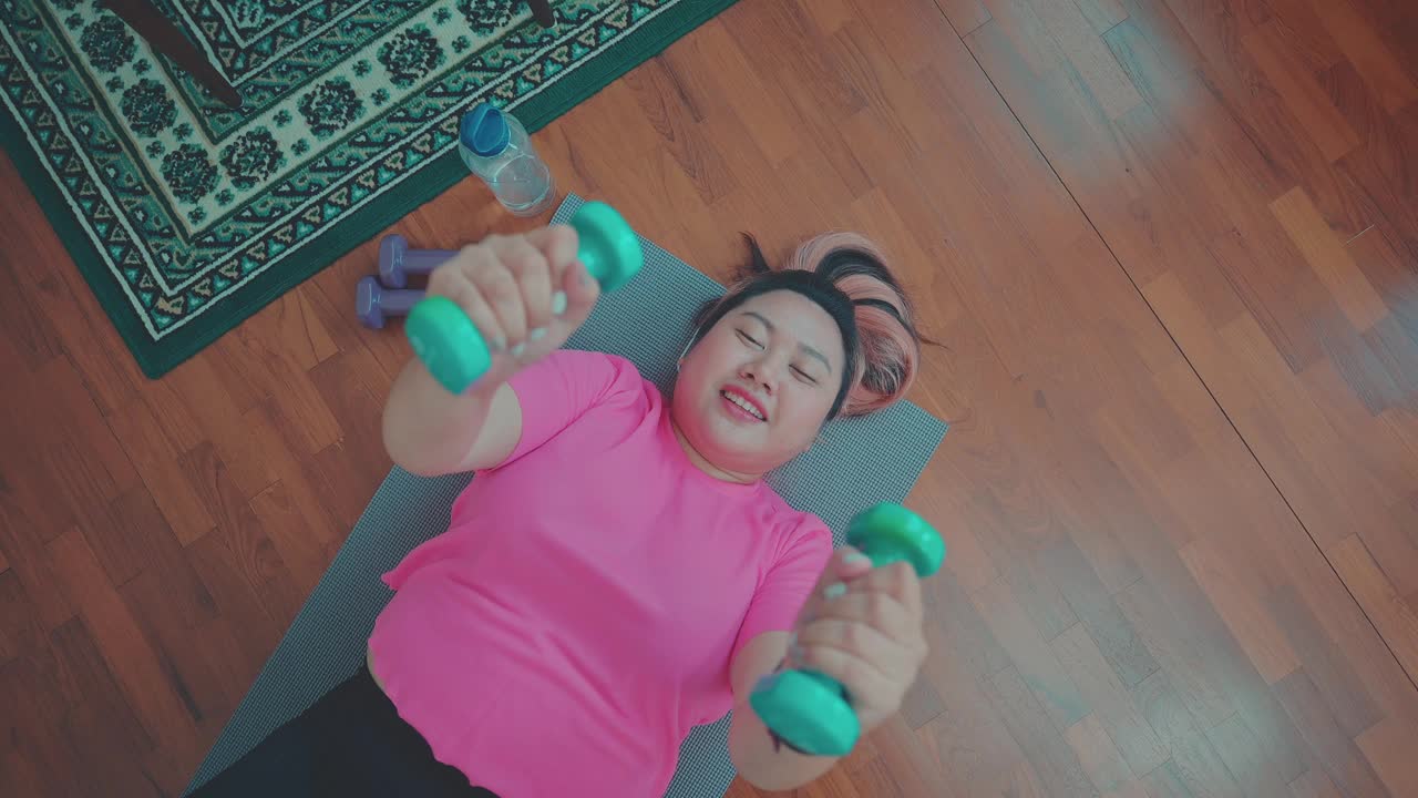 亚洲大块头女性在家锻炼视频素材
