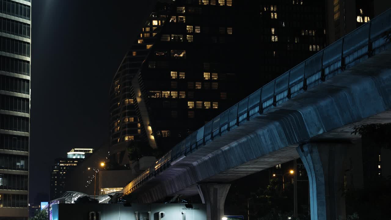 以建筑物为背景的现代夜间城市列车，泰国曼谷的地铁视频素材