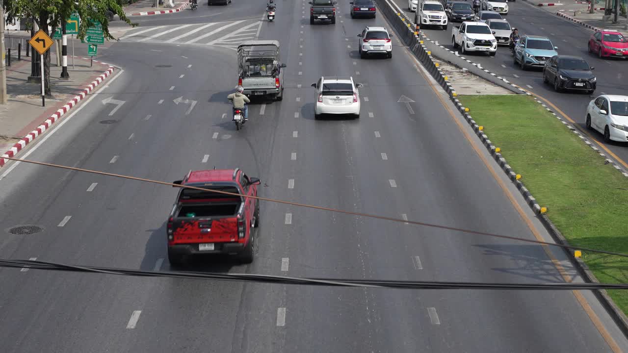 俯视图的道路与汽车。视频素材