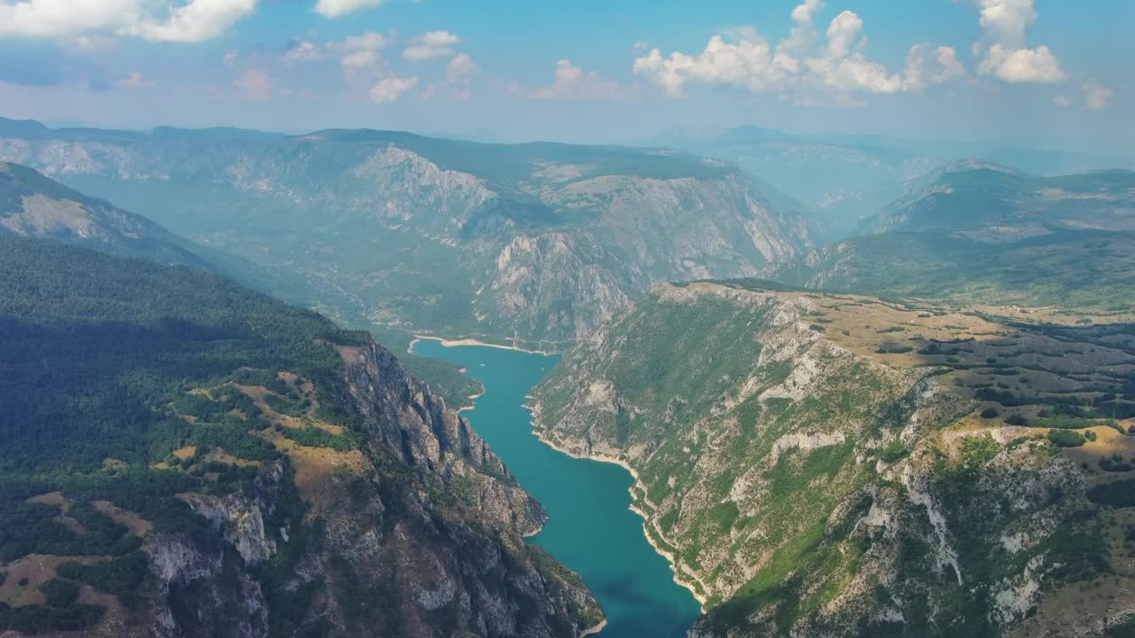 皮瓦河峡谷空中黑山视频素材