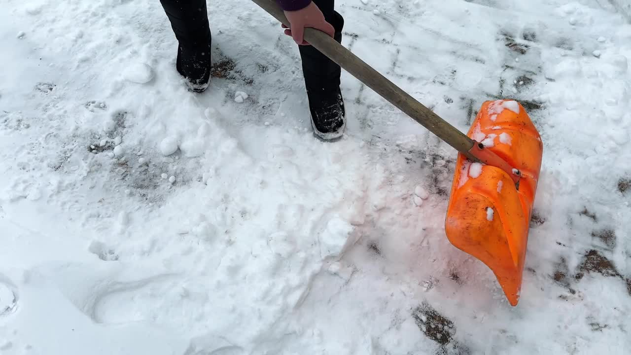 用橙色铲子除雪视频下载