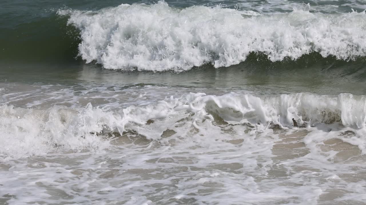 海浪冲击海岸视频素材