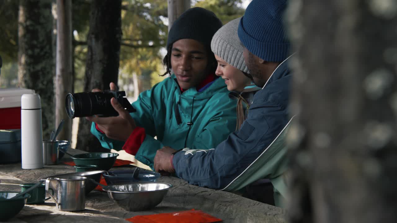非裔美国少年向家人展示相机照片视频素材