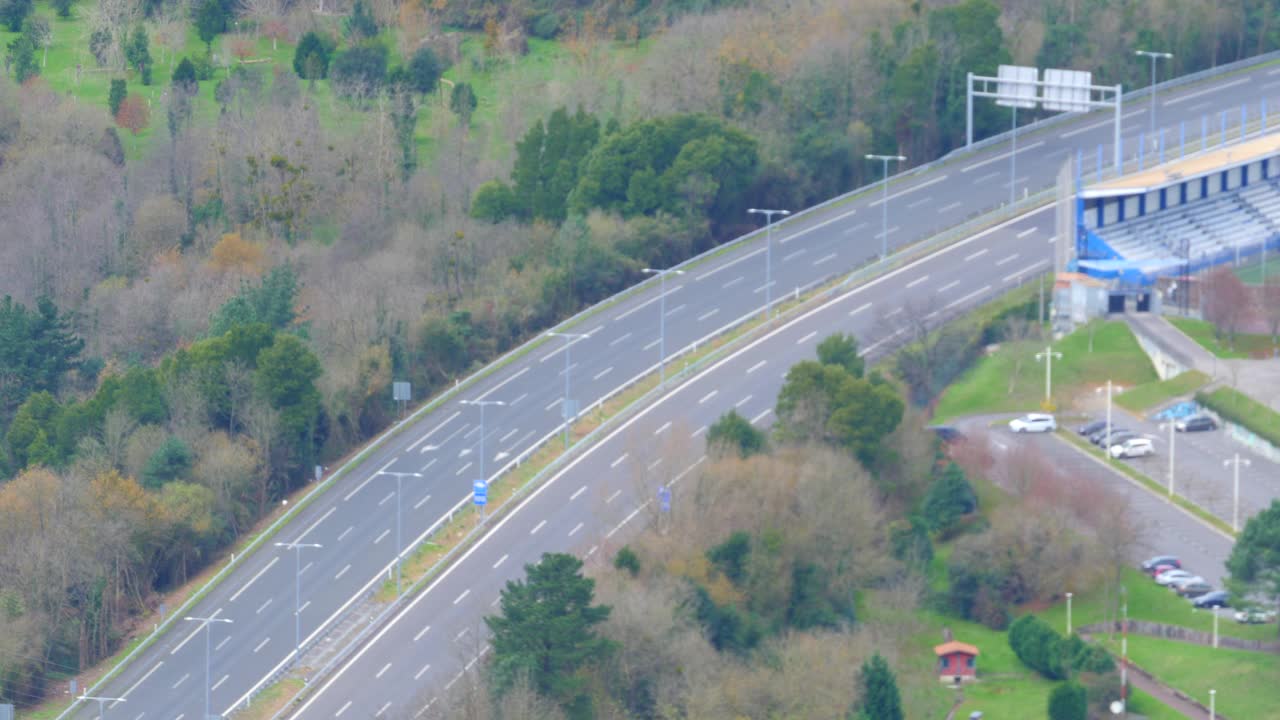 山间一条繁忙的小公路视频素材