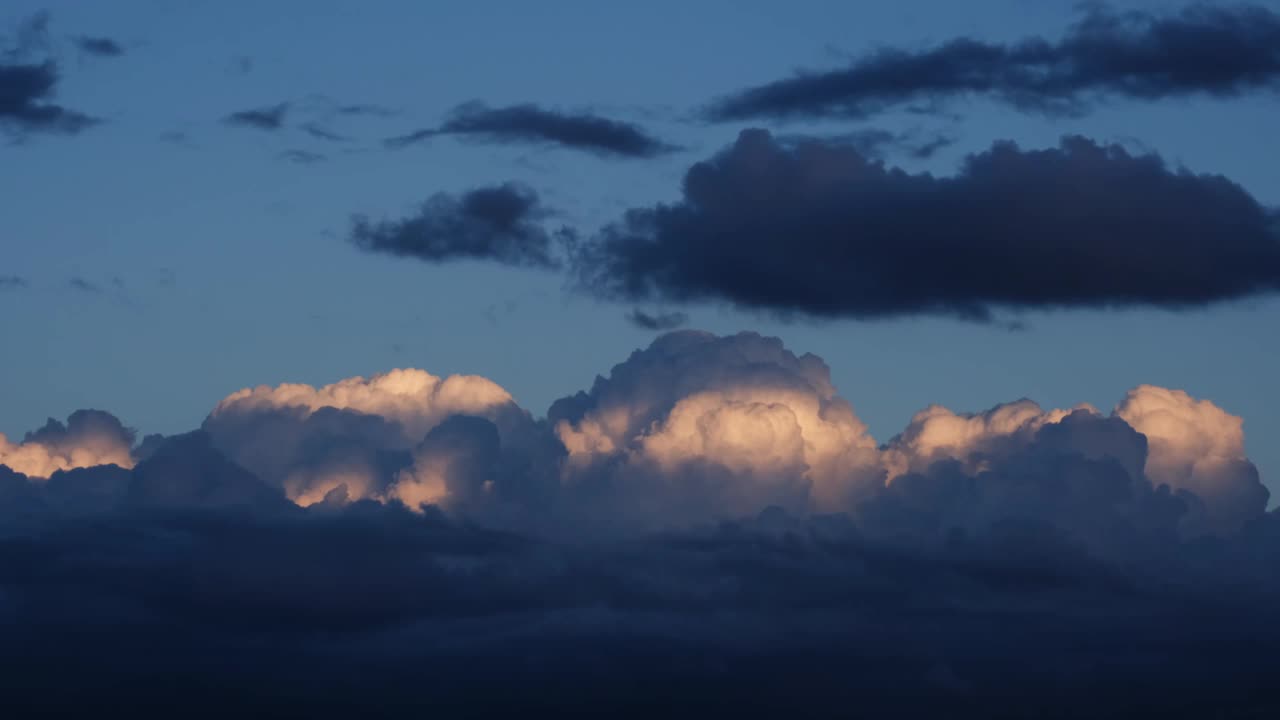 在金色的夕阳下快速移动的热带风暴云视频素材