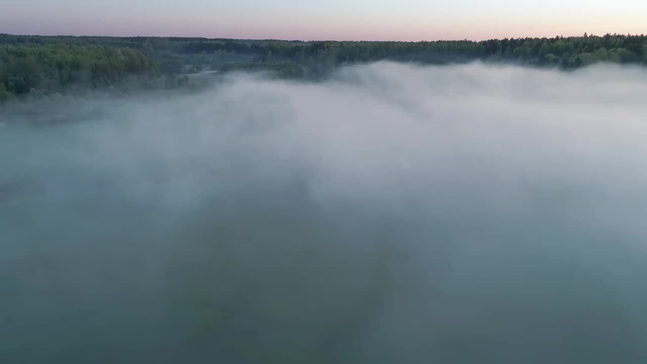 伏尔加河的日出;4K鸟瞰日出时的晨雾;河上的晨雾;日出时神秘河流的鸟瞰图视频下载