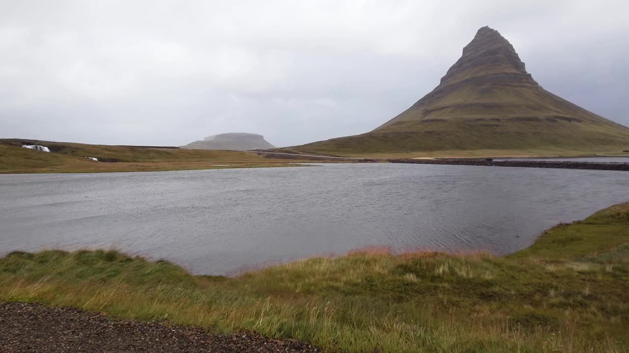 Kirkjufell山在Grundarfjörður，冰岛-广角镜头视频素材