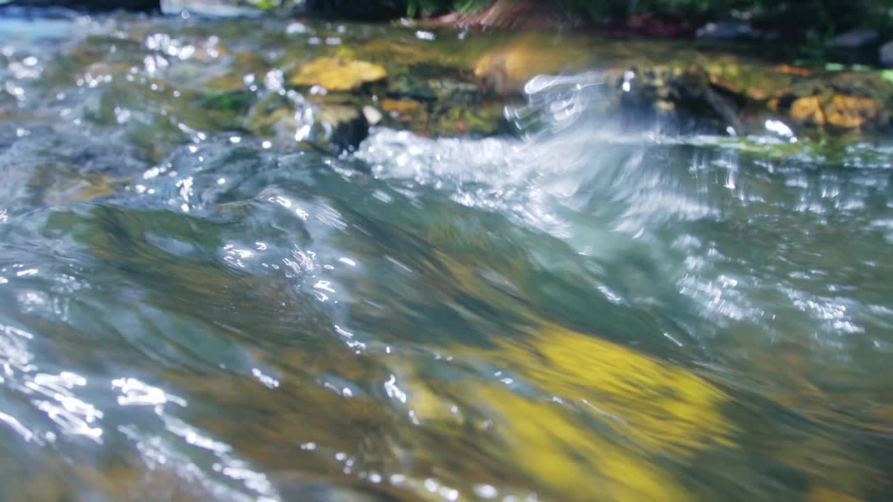 河水在流动视频素材