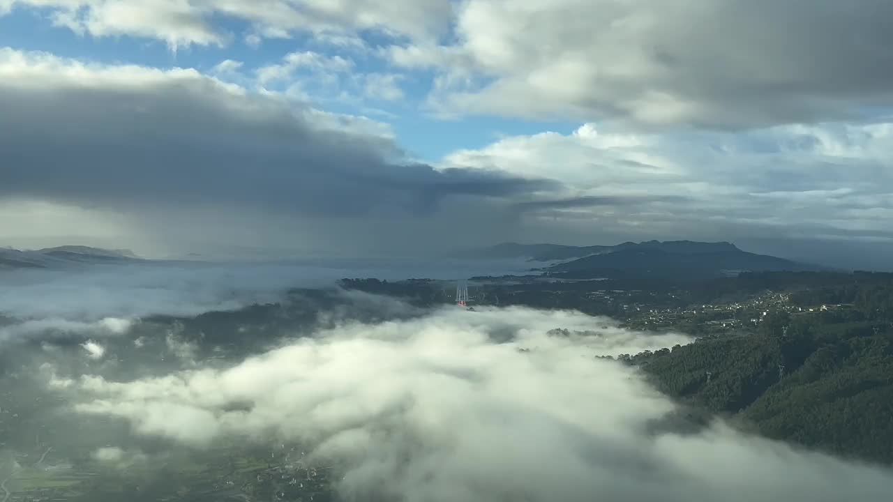 实时接近被雾包围的多山机场。西班牙维哥。正如飞行员在真实飞行中看到的那样。一个飞行员的视角。视频素材