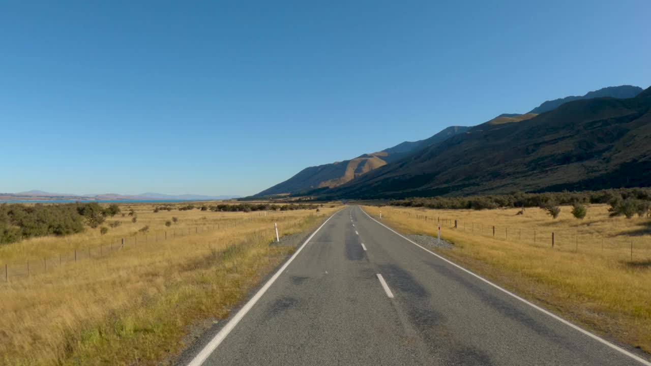 在新西兰南岛Twizel镇附近的柏油路上旅行。观点视频素材