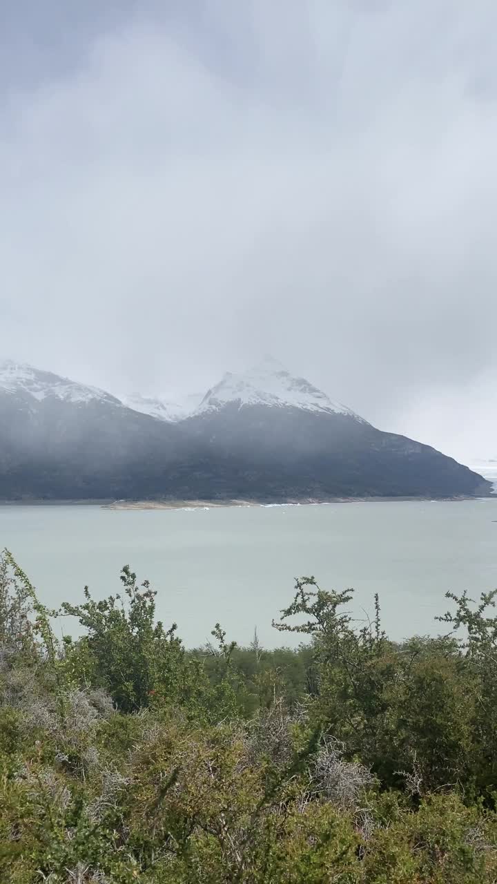 在阴天的背景下，阿根廷湖与佩里托莫雷诺冰川的景色。视频素材