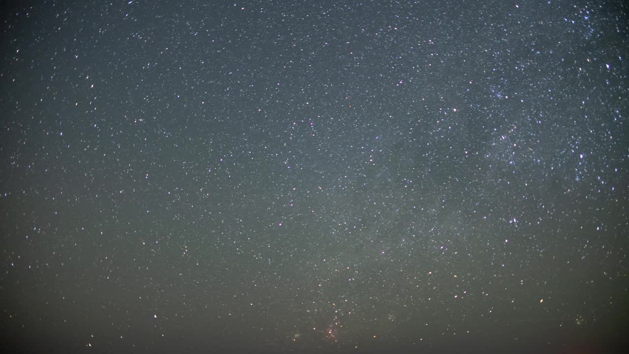 双子座流星在沙漠中拍摄的夜晚流星拖尾运动的时间流逝视频素材