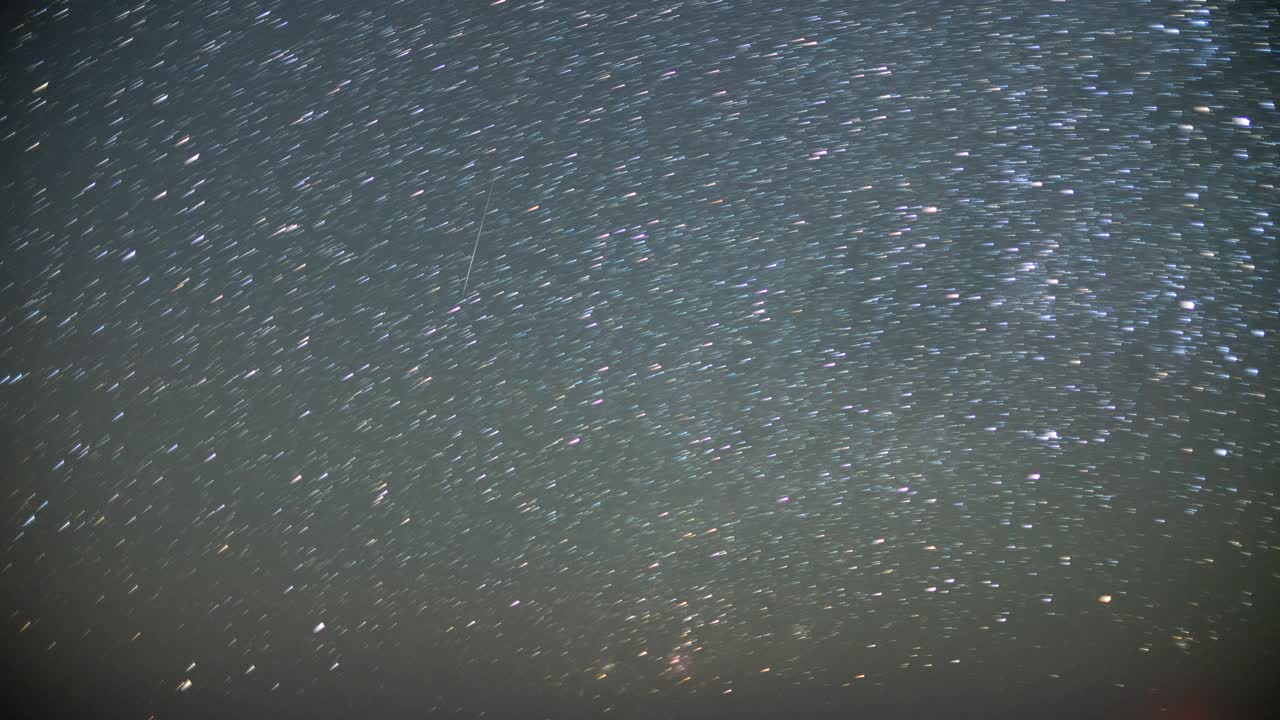 双子流星雨拍摄下的夜间星尾运动。视频素材