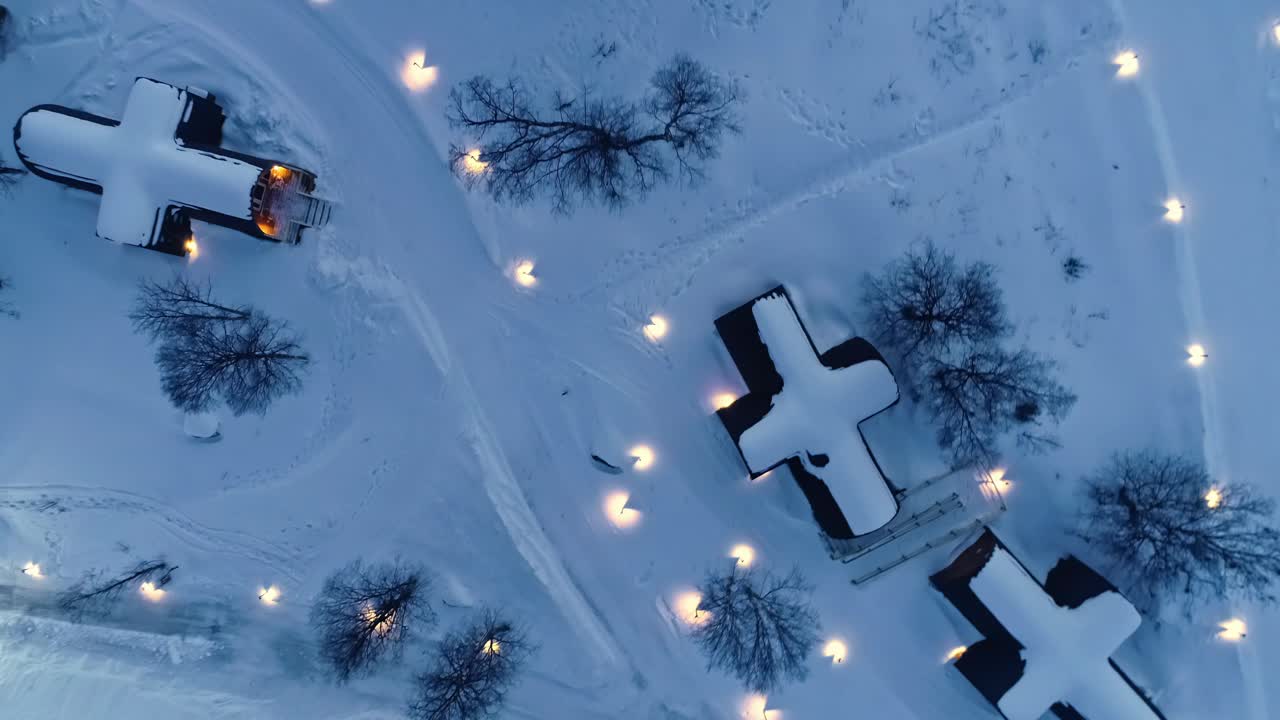 挪威冬日夜晚的雪旅馆顶视图。空中俯视图视频素材