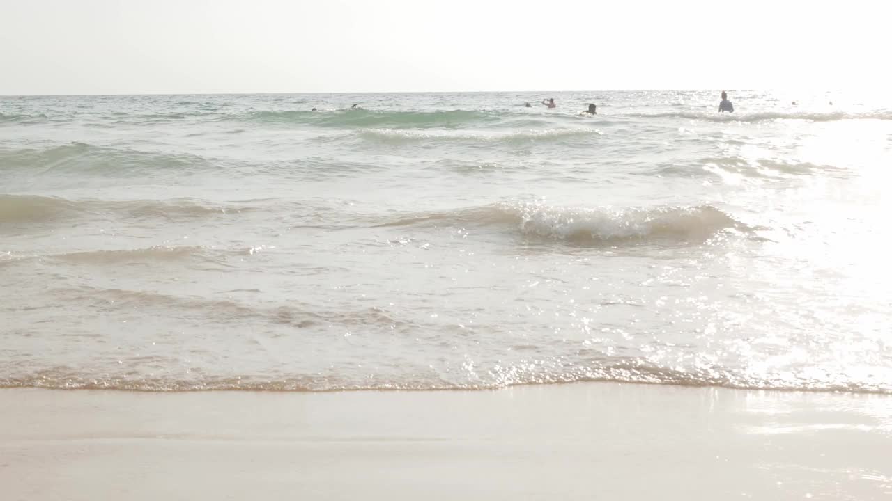 夏天的大海在阳光明媚的日子美丽的热带海滨风景在普吉岛海滩与海浪冲击沙滩，暑假假期背景在4k视频。视频素材