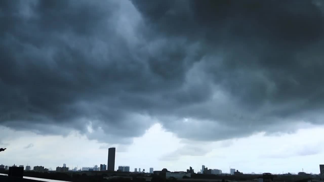 乌云聚集成雨视频下载