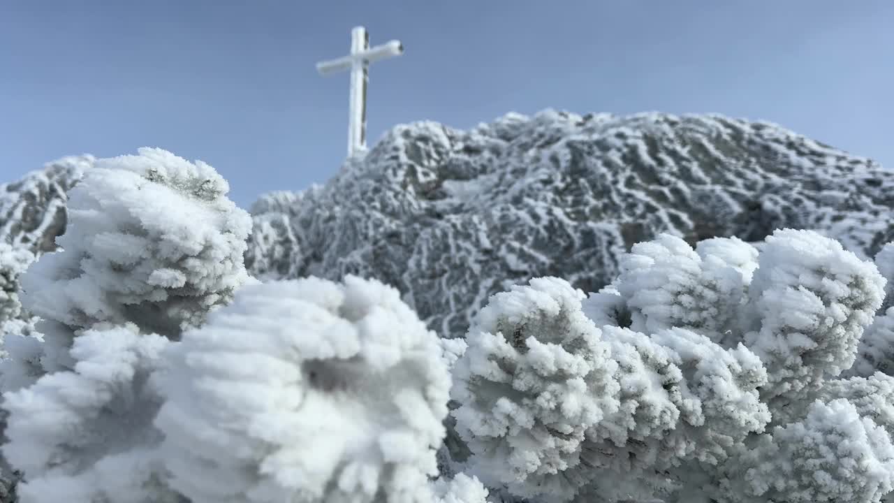 冰雪覆盖的山峰视频下载