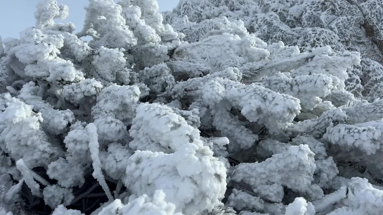 冰雪覆盖的山峰视频下载