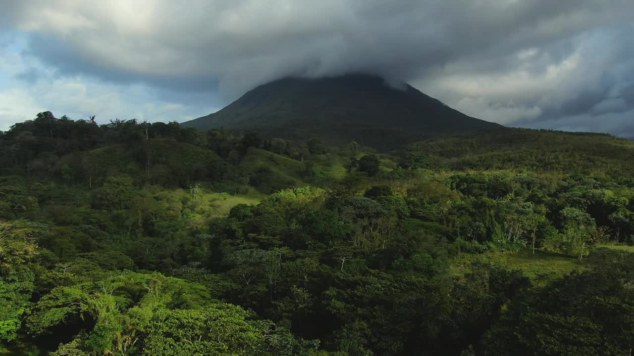 无人机拍摄的哥斯达黎加阿雷纳尔火山。视频素材