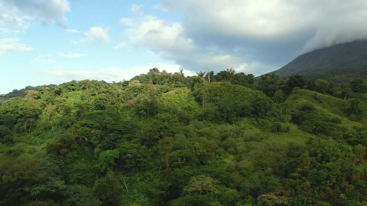 无人机拍摄的哥斯达黎加阿雷纳尔火山。视频素材