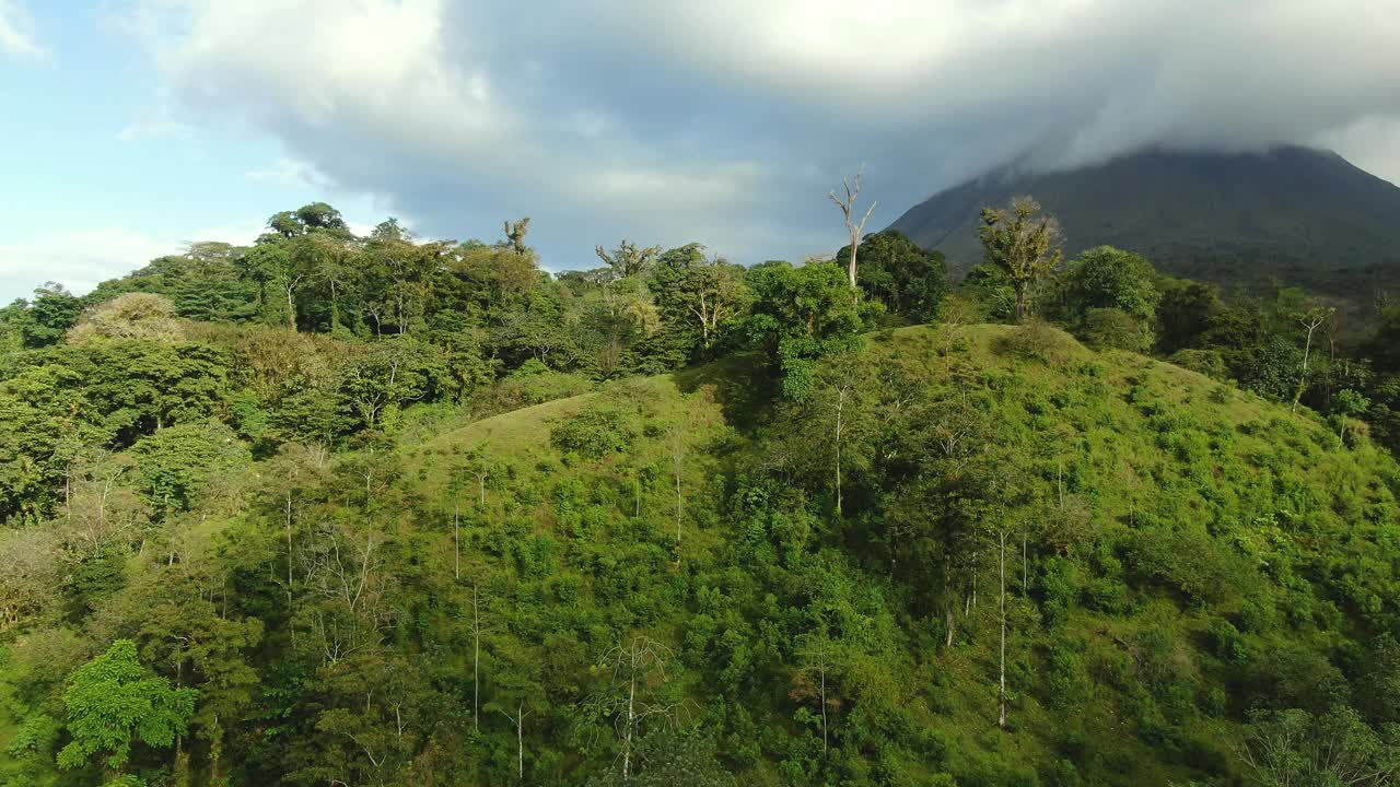 无人机拍摄的哥斯达黎加阿雷纳尔火山。视频素材