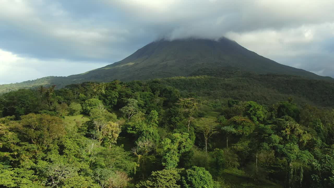 无人机拍摄的哥斯达黎加阿雷纳尔火山。视频素材