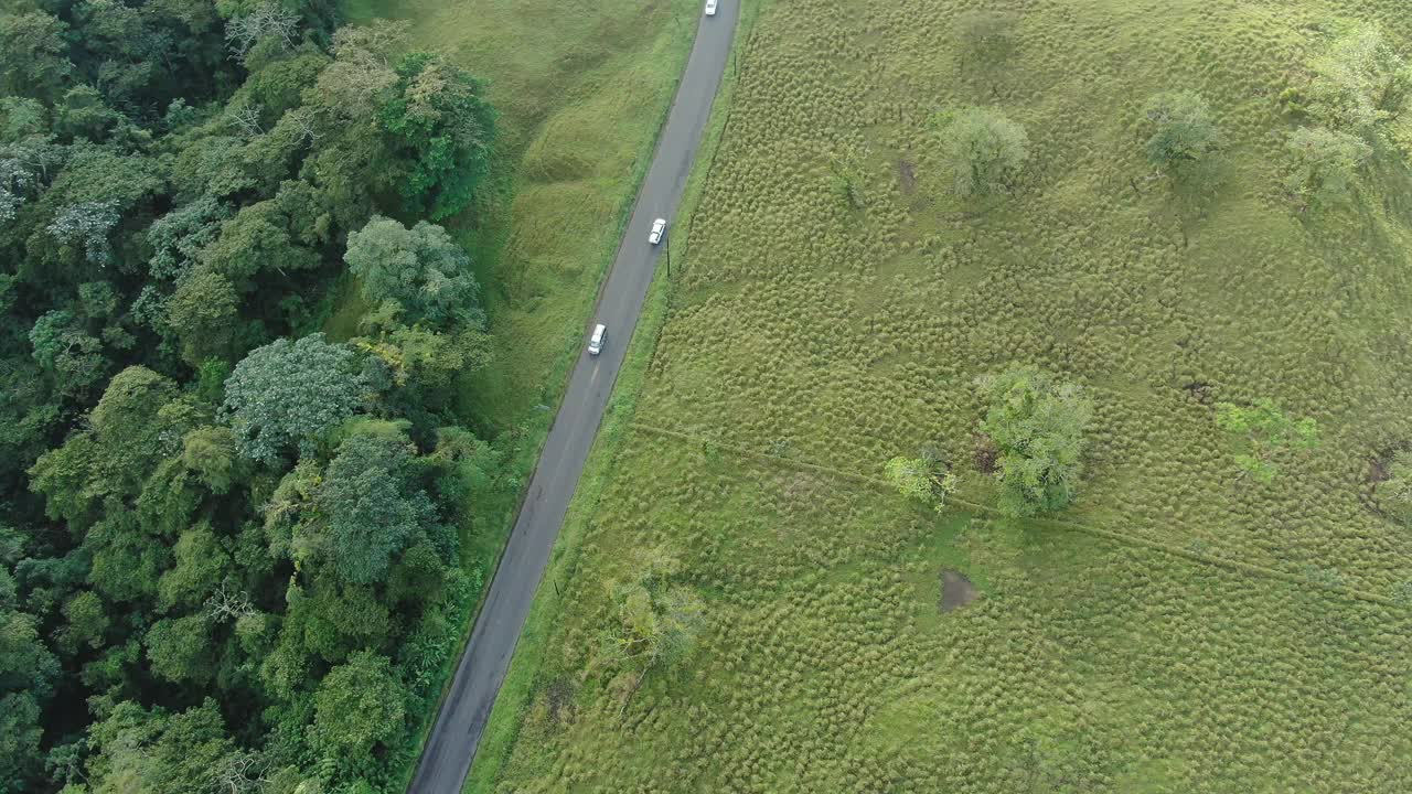 无人机在丛林中俯瞰乡村道路。视频素材