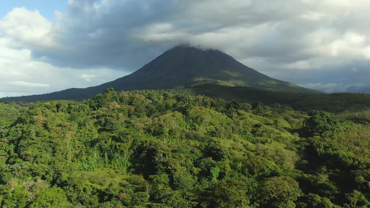 无人机拍摄的哥斯达黎加阿雷纳尔火山。视频素材