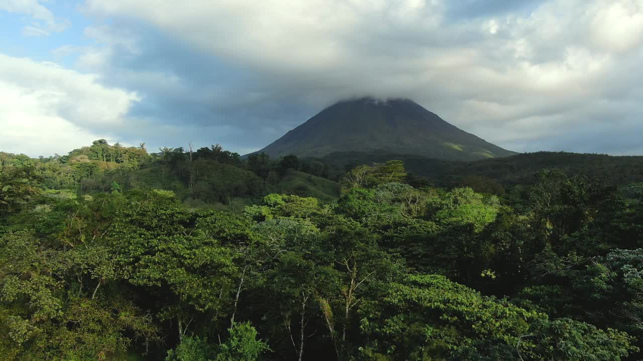 无人机拍摄的哥斯达黎加阿雷纳尔火山。视频素材