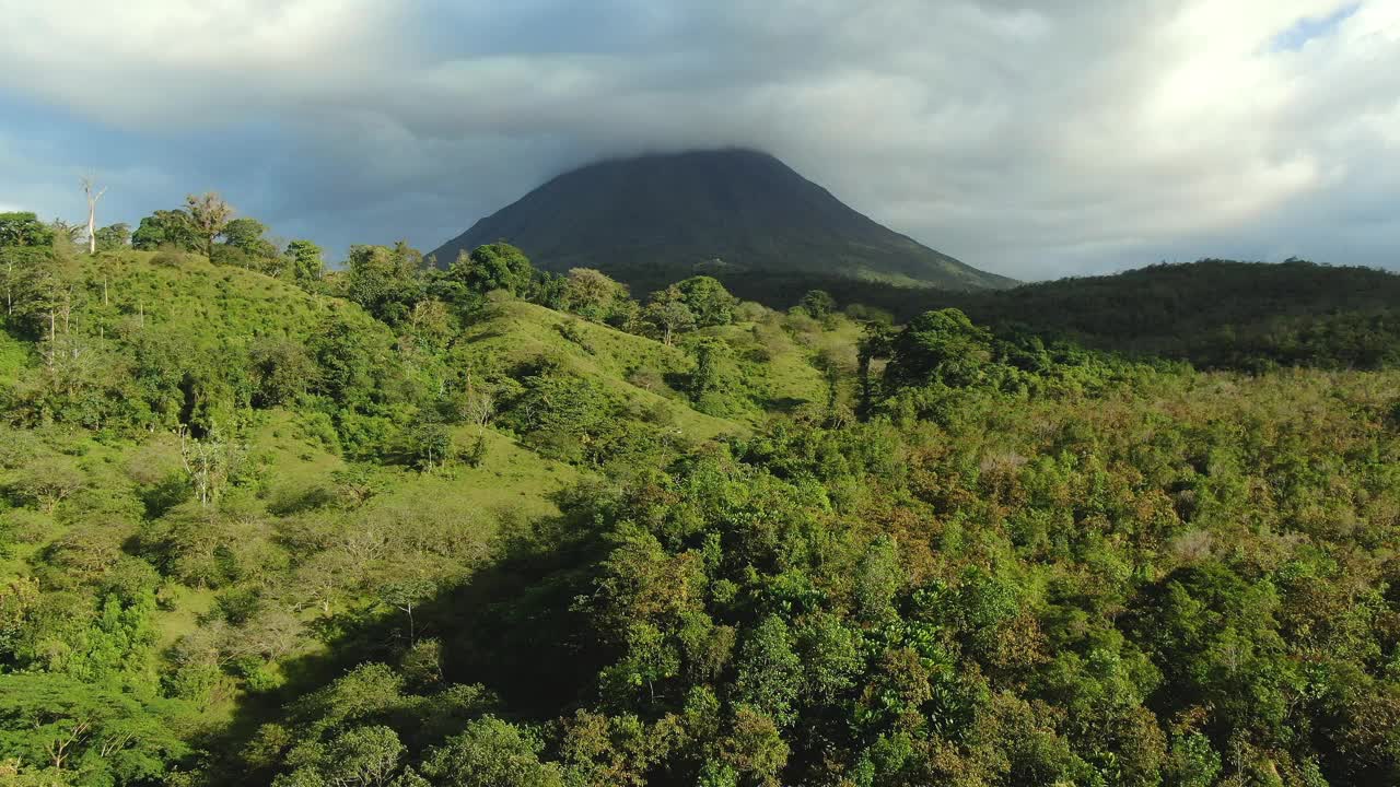 无人机拍摄的哥斯达黎加阿雷纳尔火山。视频素材