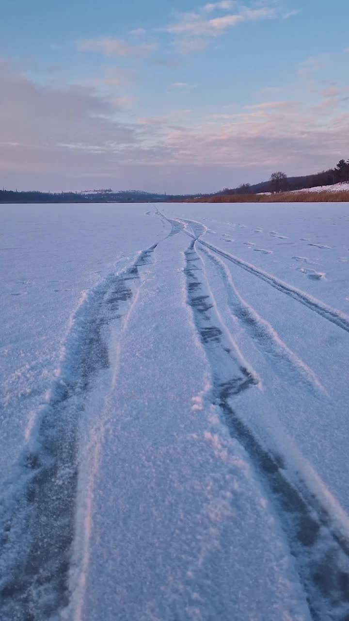 冰雪覆盖的冰湖上平静的冬日景象视频素材