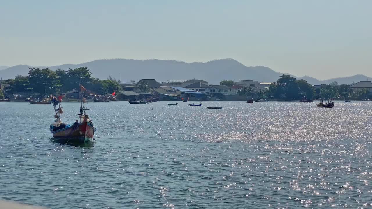 泰国渔民的船白天停在海中央，没有多少风浪。视频素材